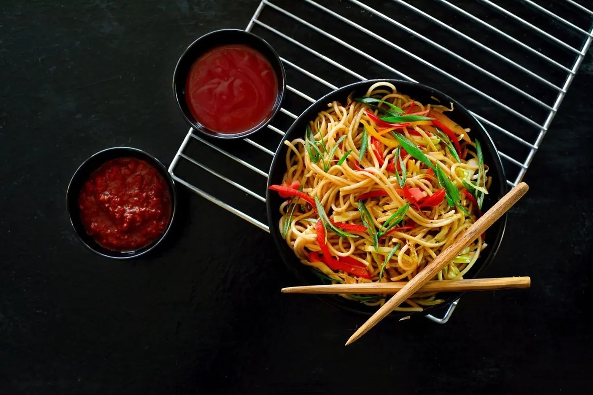 Hakka noodles, straight off the wok — Jaajam Restaurant, Udaipur